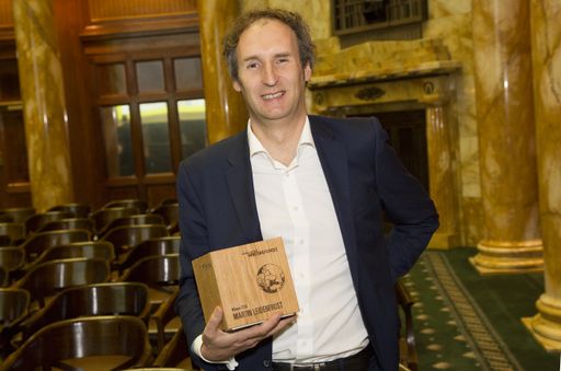 Vorschau Bild von APA und UniCredit Bank Austria vergaben am
Mittwoch, 18. November, in Wien zum zwölften Mal den
Journalistenpreis „Writing for CEE". Der österreichische
Schriftsteller und Preisträger Martin Leidenfrost wurde für seine
Kolumne „Expedition Europa“ ausgezeichnet.