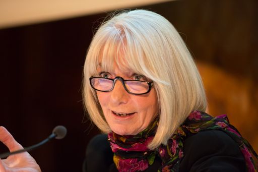 Vorschau Bild von APA und UniCredit Bank Austria vergaben am
Mittwoch, 18. November, in Wien zum zwölften Mal den
Journalistenpreis „Writing for CEE". Erika Pluhar (österr.
Schriftstellerin, Schauspielerin, Sängerin) liest aus dem
Gewinnerbeitrag „Expedition Europa“ von Martin Leidenfrost.