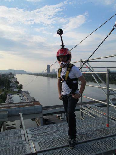 Vorschau Bild von Hier sehen Sie Alessandro Dimas mit einer 360 Grad
Kamera am Helm montiert bestückt mit 6 GoPro Actions.