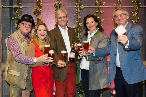 Bei der ersten Verkostung des Schwechater Wiener
Lager v.l.n.r.: Bierpapst Conrad Seidl, Marion Weinberger, Brand
Manager Schwechater bei der Brau Union Österreich, Braumeister
Andreas Urban, Gabriela Maria Straka, Kommunikation/PR+CSR bei der
Brau Union Österreich und Prof. Mag. Alfred Paleczny, Autor des
Buches "Die Wiener Brauherren".