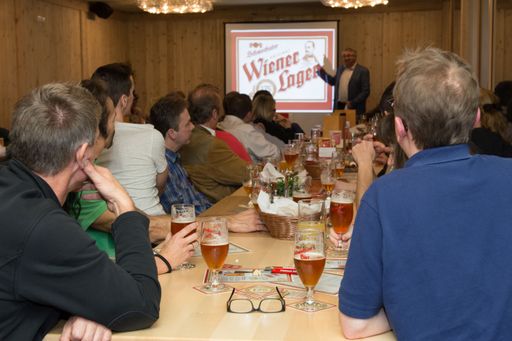 Vorschau Bild von Bei einem Vortrag von Prof. Mag. Alfred Paleczny,
Autor des Buches "Die Wiener Brauherren" zum Leben und Wirken des
Anton Dreher wurde das Schwechater Wiener Lager zum ersten Mal
verkostet.