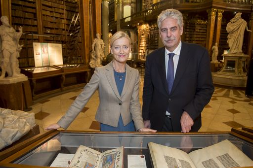  http://www.apa-fotoservice.at/galerie/7309/
Wien - Eröffnung der Ausstellung "Goldene Zeiten" in der 
Österreichischen Nationalbibliothek - Angelockt vom Glanz des
 Goldes, dem wohl kein Finanzminister widerstehen kann, eröffnete 
Bundesminister Dr. Hans Jörg Schelling gestern die Ausstellung 
"Goldene Zeiten" in der Österreichischen Nationalbibliothek. 
Generaldirektorin Dr. Johanna Rachinger zeigte ihm dabei jene 
goldverzierten Prachthandschriften der Gotik und der Renaissance,
die der Ausstellung ihren Namen gaben. Die Schau mit über 80 wertvollen
Exponaten ist im Prunksaal noch bis 21. Februar 2016 zu sehen.