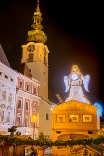 Das wohl größte Christkind der Welt am
Stadtplatz auf der neuen Almdorfbühne in Wels