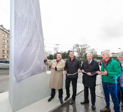 Enthüllung des Denkmals im Beisein von Dr. Michael Ludwig, BM
Wilhelm Zechner, Bezirksvorsteher Georg Papai und dem Künstler
"Monte" Franz Wienerberger