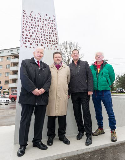 Vorschau Bild von Vor dem restaurierten Denkmal: BM Wilhelm Zechner, Dr. Michael
Ludwig, Bezirksvorsteher Georg Papai und Künstler "Monte" Franz
Wienerberger