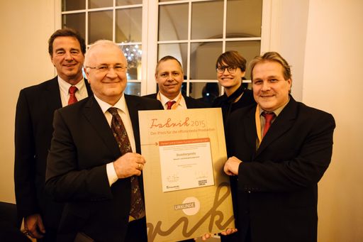  Freude bei (v.li.) Univ. Prof. Dr. Ing. Dipl.-Ing.
Prof. eh. Dr. h.c. Wilfried Sihn (Vorstand des Instituts für
Managementwissenschaften an der Technischen Universität Wien),
Alfred Smyrek (Werksleiter Wien), Thomas Fuhrmann (SHEQ Management
Wien), Mag.a Eva Czernohorszky (Vienna Business Agency – Head of
Technology Services) und Christian Weiser (Produktionsleiter Wien).