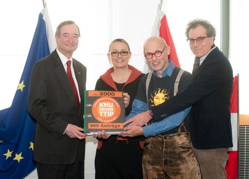  Lisa Muhr, Johannes Gutmann und Gert Rücker
übergeben WKÖ-Präsident Leitl die Unterschriften gegen TTIP (v. l.
n. r.)