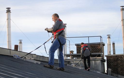 Dächer häufig schlecht gesichert: TÜV
AUSTRIA-Experten bei einer Sicherheitsprüfung.