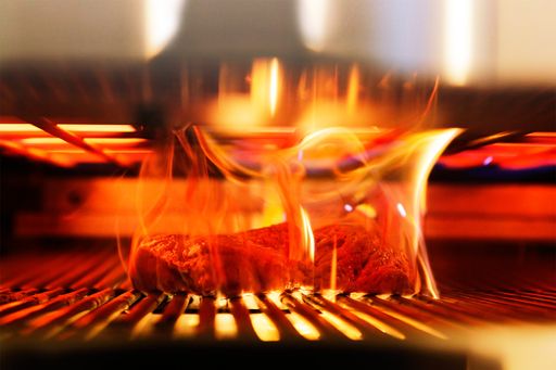 Das Steakfinale findet unter 1000° Extremhitze im
speziellen HOCHTEMPERATURgrill statt