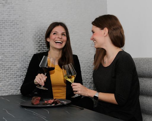 Vorschau Bild von Die beiden Geschwister Dominique Ibesich und Janine
Feyerl sind die Geschäftsführerinnen von DOOR 8.