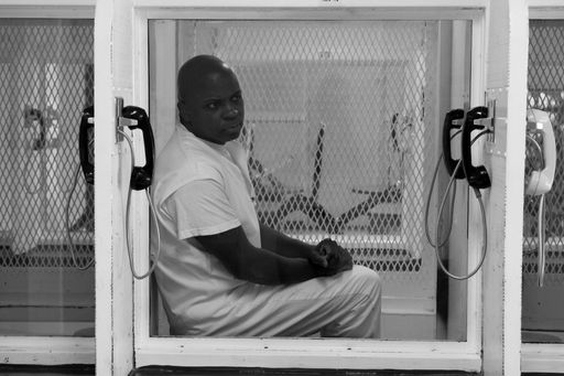 Vorschau Bild von Ca. 300 zum Tode verurteilte Menschen warten
derzeit hier oft schon viele Jahre auf ihre Hinrichtung, gefangen in
einer Zelle im Polunsky Unit in Texas, ohne jeglichen Kontakt zu
anderen.