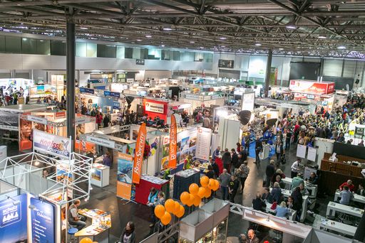 Vorschau Bild von gut besuchter Ausstellerbereich in der Messehalle B
