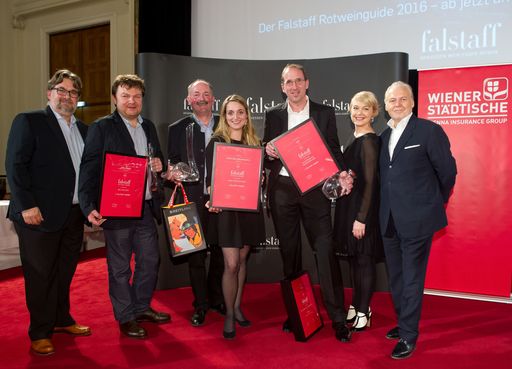 http://www.apa-fotoservice.at/galerie/7296 Im
Bild v.l.n.r.: Peter Moser, Falstaff Chefredakteur, Albert
Gesellmann, 2. Platz, Franz und Christina Netzl, Sieger
Rotweinprämierung, Ronald Kiss, 3.Platz, Elke Winkens, Moderatorin
und Wolfgang Rosam, Falstaff Herausgeber.