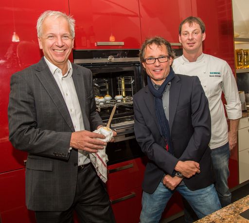  http://www.apa-fotoservice.at/galerie/7345
(v.l.n.r.): Geschäftsleiter SiemensErich Scheithauer, kitchen12 Chef
Ferdinand Hladik und Spitzenkoch Bernie Rieder