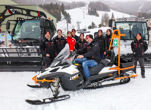 Bad Kleinkirchheimer Bergbahnen-Vorstand
Hansjörg Pflauder (vorne am Skidoo) freut sich zusammen mit seinem
Team darüber, dass bereits am Samstag, 28. November, der Skiwinter
gestartet werden kann.