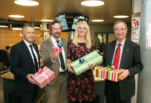 : WKÖ-Präsident Christoph Leitl, Handelsobmann
Peter Buchmüller sowie Robert Kratky und Lisa Hotwagner vom
Ö3-Wecker-Team beim Auftakt zum großen Ö3-Christmas-Shopping 2015 in
den Ö3-Studios in Wien-Heiligenstadt