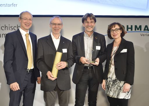 http://www.apa-fotoservice.at/galerie/7263 Im BIld
v.l.n.r.: Generalsekretär DI Herbert Kasser, Georg Weigerstorfer
(Leiter Verfahrenstechnik EREMA GmbH) DI Klaus Feichtinger
(Geschäftsführer EREMA GmbH) und Mag. Mariana Karepova (Präsidentin
Österreichisches Patentamt).