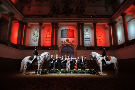 Prof. Günter Seifert, Mitglied der Wiener Philharmoniker und 8
seiner philharmonischen Kollegen, die Bereiter Herwig Radnetter (li)
und Herbert Seiberl (re) und Sängerin Alexandra Reinprecht.