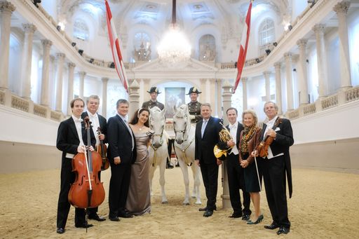 Vorschau Bild von v.l.n.r.: David Pennetzdorfer (Mitglied der Wiener
Philharmoniker, Violoncello), Eckhard Seifert (Mitglied der Wiener
Philharmoniker, Viola), Erwin Klissenbauer (Geschäftsführer der
Spanischen Hofreitschule - Bundesgestüt Piber), Sängerin Alexandra
Reinprecht, Bereiter Herbert Seiberl, Bereiter Herwig Radnetter,
Bundesminister Andrä Rupprechter, Wolfgang Lintner (Mitglied der
Wiener Philharmoniker, Horn), Elisabeth Gürtler (Generaldirektorin
Spanische Hofreitschule), Prof. Günter Seifert (Mitglied der Wiener
Philharmoniker, 1. Violine)
