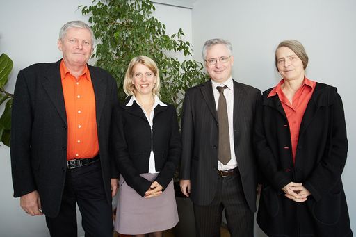 http://www.apa-fotoservice.at/galerie/7389 Im Bild
v.l.n.r. Dr. Robert Korab, Geschäftsführer der raum & kommunikation
GmbH, Univ.-Prof. Diana Ürge-Vorsatz, Direktorin des „Center for
Climate Change and Sustainable Energy Policy (3CSEP)“ an der Central
European University (CEU) in Budapest, Univ.-Doz. Dr. Stephan
Schwarzer, Leiter der Abteilung für Umwelt- und Energiepolitik in
der Wirtschaftskammer Österreich und O.Univ.-Prof. Dr. phil. Helga
Kromp-Kolb, Leiterin des Institutes für Meteorologie und des
Zentrums für Globalen Wandel und Nachhaltigkeit an der Universität
für Bodenkultur, Wien
