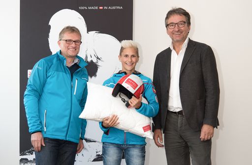 HEFEL ist neuer Kopfsponsor von Skispringerin Eva
Pingelig. Wolfgang Schwarzmann von Innauer+facts, Ausnahmetalent Eva
Pinkelnig und Dr. Dietmar Hefel von HEFEL Textil freuen sich auf
eine erfolgreiche Saison.