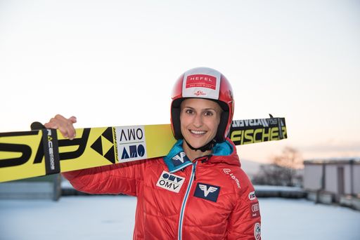 Vorschau Bild von Skispringerin Pinkelnig mit neuem Sponsor HEFEL