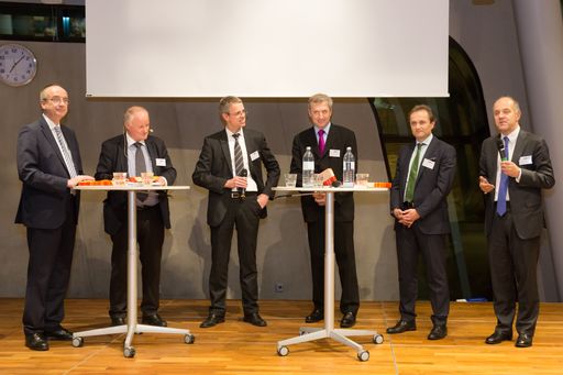 Vorschau Bild von am Podium v.l.n.r.: DI Manfred Rapf, Sprecher der
Sektion Leben im österreichischen Versicherungsverband VVO, Dr.
Georg Wailand, Moderator, Prof. Dr. Martin Eling, Universität St.
Gallen, Mag. Josef Bauernberger, Bundesministerium für Arbeit und
Soziales und Konsumentenschutz, Dr. Ulrich Schuh, ECOAustria, Dr.
Hans Groth, World Demographic & Ageing Forum