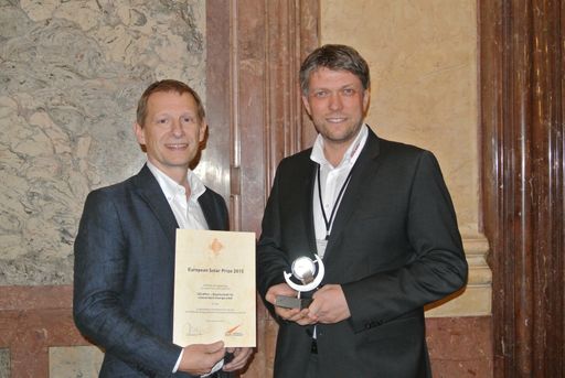  Im Bild von links nach rechts: GF(FH) Clemens
Horacek und GF Ing. Roland Bamberger, MBA freuen sich über den
Europäischen Solarpreis 2015, verliehen in Prag. Das innovative
Führungs-Duo setzt die SOLARier-Ziele erfolgreich um.