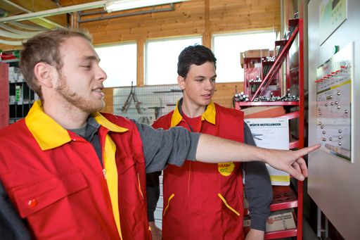 Vorschau Bild von Im Bild von links nach rechts: Heizungsbaumeister
Clemens Luger erklärt Lehrling Benedikt Moser die Heizungssteuerung.