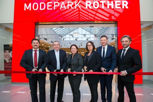 http://www.apa-fotoservice.at/galerie/7386 Modepark
Röther startet Expansion in Österreich 03.12.2015 Gerhard
Feichtinger, Bürgermeister Dr. Heinz Schaden, Barbara
Schöppl-Zeiler, Klara Baxrainer, Michael Röther, Nicolas Fernández
de Retana