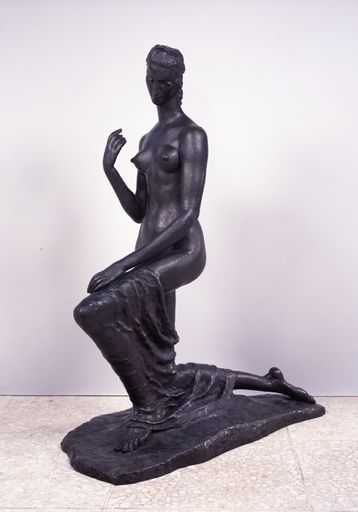 Ausstellung Wilhelm Lehmbruck: Wilhelm Lehmbruck
(1881–1919), Kniende,1911, Bronze, 174,5 × 67,7 × 140 cm,
Privatbesitz
