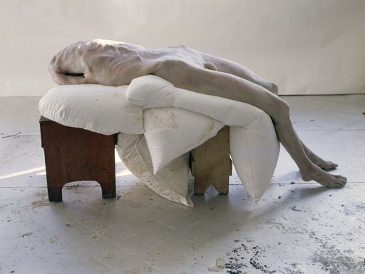 Vorschau Bild von Ausstellung Berlinde De Bruyckere: Berlinde De
Bruyckere (geb. 1964), Piëta, 2007–2008, Wachs, Epoxidharz, Eisen,
Holz, Kissen, 80 × 110 × 180 cm, Privatsammlung