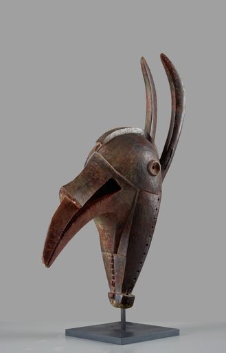 Vorschau Bild von Ausstellung Fremde Götter: Bobo-Bwa, Burkina
Faso/Mali, Kuma-Maske mit Schnabel und Hörnern, 1. Drittel 20. Jh.,
Holz gefärbt, Horn, Metall, 80,5 × 23,6 × 38 cm, Leopold Museum,
Wien