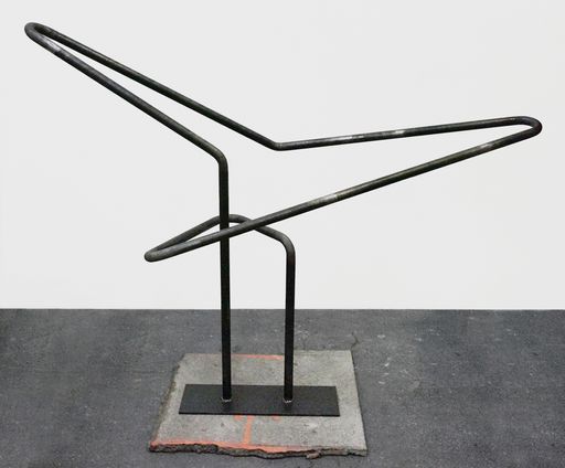 Vorschau Bild von Ausstellung Poetiken des Materials: Sonia
Leimer(geb. 1977), Platzhalter, 2015, Asphalt, Stahl, 72 × 79 × 3 cm
(Asphalt), 140 × 188 × 58 cm (Stahlrohr)