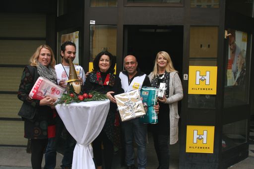 Auch bei der aktuellen Hilfsaktion engagieren sich
Ehrenamtliche. Im Bild: Susanne Königs-Astner, Leitung
Öffentlichkeitsarbeit HW Kärnten, HW Präsidentin Elisabeth
Scheucher-Pichler und HW Sozialkoordinatorin Margarete Jeschofnik
mit freiwilligen Helfern.