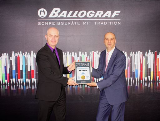 li. Thomas Megeth (Geschäftsführer Ballograf Austria - Cupa GmbH)
und re. Jürgen Molner (Country Brand Manager Superbrands Austria)
bei der Übergabe des Superbrand 2015-2016 Awards
