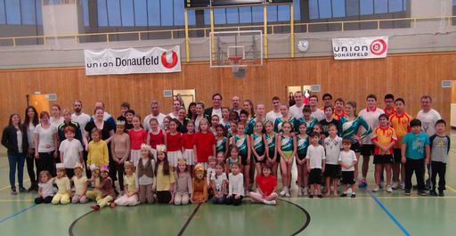  Funktionäre, Trainer und Trainerinnen der
Sportunion Donaufeld mit Kindern nach ihren Showauftritten