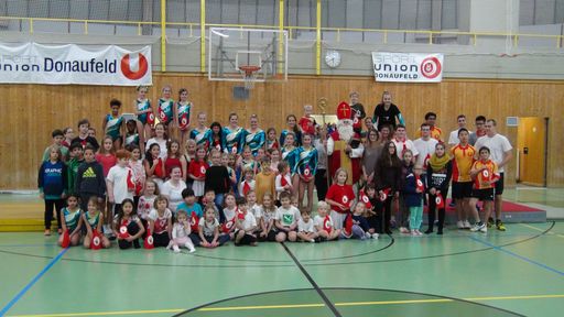Vorschau Bild von Gruppenfoto aller Kinder mit dem Nikolo