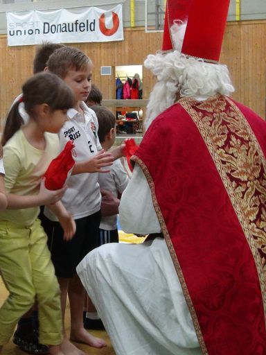 Vorschau Bild von Nikolo bei der Geschenkübergabe in der Rundhalle
Steigenteschgasse