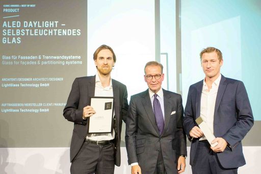 Im Bild v.l.n.r.: Felix Zabel (Managing Partner
LightGlass), Andrej Kupetz (Geschäftsführer des Rats für Formgebung)
und Paul Brettschuh (CEO LightGlass);
http://skills.at/files/skills/1797.jpeg
