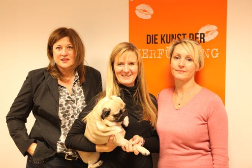  Im Bild v.l.n.r.: Julia Moritz: Vertrieb und
Beratung; Doreen Schneemann: Gesellschafterin und Portalmanagerin
(mit Agenturmaskottchen „Stupsi“); Brigitta Mesenich: Redaktion und
Vertrieb – Wien /Ostösterreich