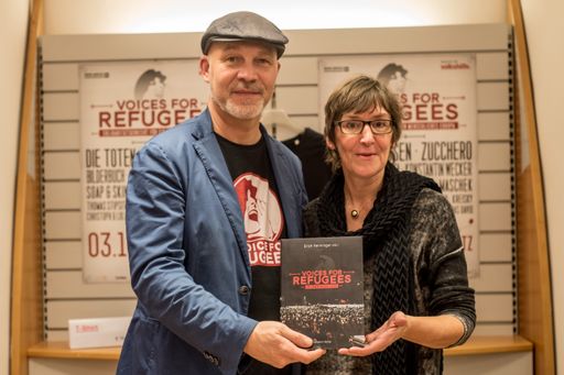  Erich Fenninger (Volkshilfe Österreich) und
Roswitha Wonka (Residenz Verlag) präsentieren neues Buch "Voices for
Refugees"