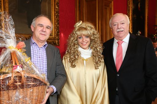 http://www.apa-fotoservice.at/galerie/7422 Im
Bild vlnr: KommR Akan Keskin (Verein zur Förderung des
Marktgewerbes), Wiener Christkindl, Bürgermeister Dr. Michael Häupl