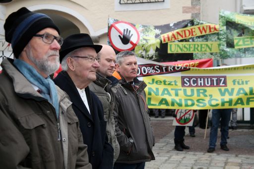 Vorschau Bild von 200 Bürger marschierten am 12. Dezember in Zwettl gegen Windräder
in den Wäldern des Waldviertels.