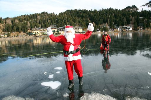  http://www.apa-fotoservice.at/galerie/7406
Turracher Höhe - Weihnachtsmann überquert den See bei Spaßwette. Das
Eis hielt dem Strongman-Gewicht Stand. Bei blauem Himmel und
strahlendem Sonnenschein fand am Samstag, dem 12.12. um 12.12 Uhr,
die "Jägerwirt Eiswette" vor staunendem Publikum statt. Dabei galt
es zu klären: Hält das Eis am Turracher See den "unerschrockenen
Weihnachtsmann" mit rund 130 Kilo Gesamtgewicht oder nicht? Die
Antwort lautet - Ja, es hält! Der weihnachtliche Strongman hat den
mutigen 300-Meter-Weg vom Romantik Seehotel Jägerwirt bis zur
Halbinsel auf dem Eis zurückgelegt.