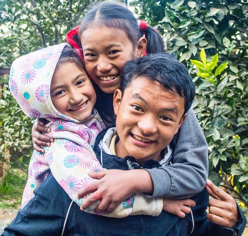 Biogena hilft! unterstützt das Hilfsprojekt NECO
für Waisenkinder in Katmandu, das von einem US-Amerikaner
nepalesischer Abstammung gegründet wurde. Das NECO Waisenhaus
beherbergt Kinder und versorgt sie mit allem Notwendigen.