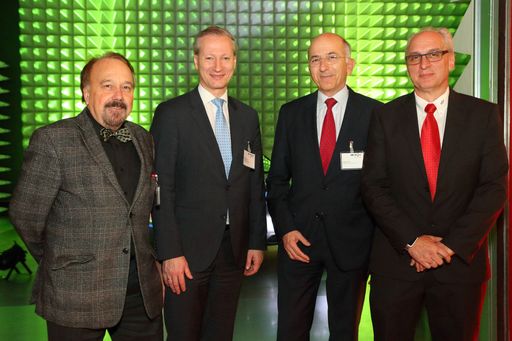 Vorschau Bild von http://www.apa-fotoservice.at/galerie/7415 Im Bild
vlnr: Walter Geier (Vice President FM, Rheinmetall MAN Military
Vehicles), Dr. Stefan Haas (CEO TÜV AUSTRIA Holding AG), Dr. Hubert
Figl (Head of Risk Management, Raiffeisen Zentralbank Österreich
AG), Ing. Wilhelm Seier (Teamleiter TÜV AUSTRIA)