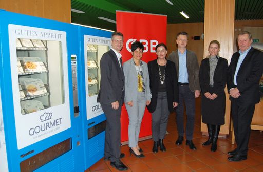 ÖBB-Verantwortliche und GOURMET-Vertreter bei zwei
der insgesamt sechs neuen Speiseautomaten auf dem Verschiebebahnhof
Kledering.