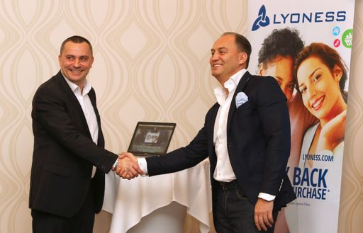 Mario Slivka (links), Geschäftsführer der Lyoness
Standorte in der Slowakei und der Tschechischen Republik, und Maroš
Krajči, Geschäftsführer des HC SLOVAN Bratislava, bei der
Pressekonferenz am 15.12.2015 im Double Tree by Hilton in
Bratislava.