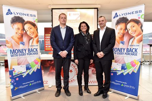 Vorschau Bild von V.l.n.r.: David Trunda, Geschäftsführer des SK
Slavia Praha, Silvia Kelemen Weihs, Head of Public Relations bei
Lyoness, und Mario Slivka, Geschäftsführer der Lyoness Standorte in
der Slowakei und der Tschechischen Republik, bei der Pressekonferenz
am 16.12.2015 in der Eden Aréna in Prag.